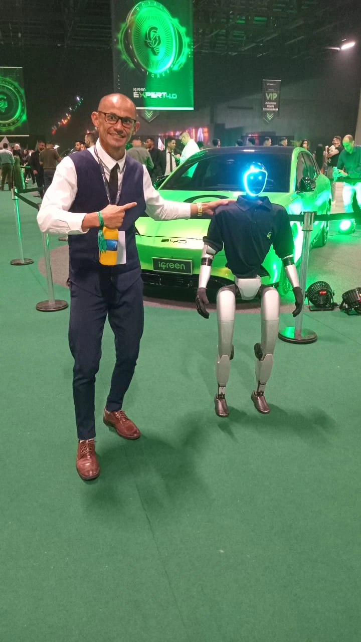 Marcelo em um evento da iGreen, ao lado de um veículo elétrico