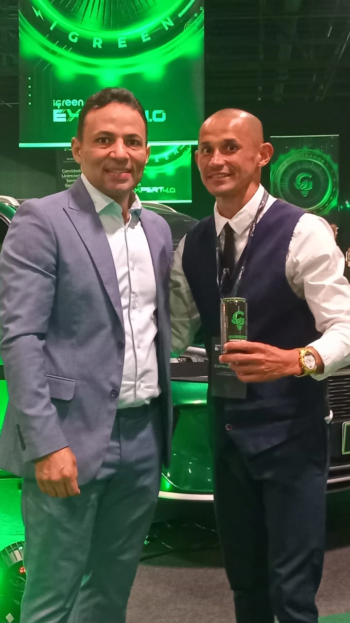 Marcelo em um evento da iGreen ao lado de outro participante
